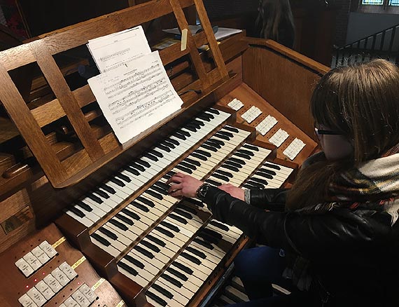 Uczą się i poznają tajniki pracy organisty