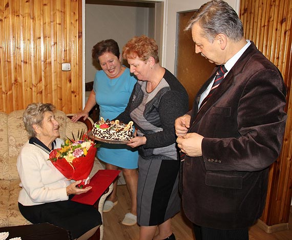 yczenia dla Jubilatki -  Pani Cecylii Choroszkieiwcz z Kodrbka