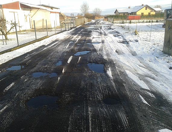 Ładzin odcięty od świata? Czytelnik opisuje fatalny stan drogi