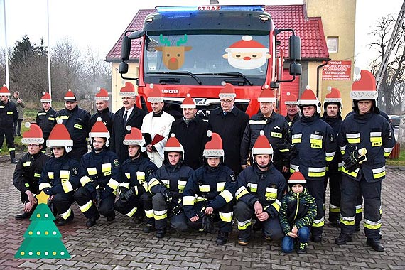 Stra�acy OSP �wierzno nie maj� wolnego dnia - w dzie� Wigilii usuwali rozlan� rop�