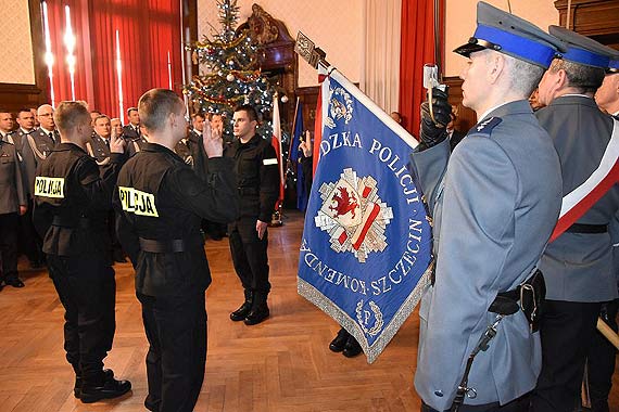 Kolejni nowi policjanci zoyli lubowanie. KPP w Kamieniu Pomorskim wesprze jeden funkcjonariusz