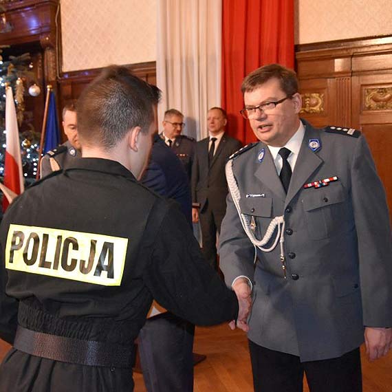 Kolejni nowi policjanci złożyli ślubowanie. KPP w Kamieniu Pomorskim wesprze jeden funkcjonariusz