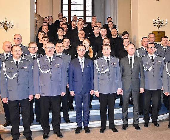 Kolejni nowi policjanci złożyli ślubowanie. KPP w Kamieniu Pomorskim wesprze jeden funkcjonariusz