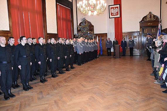 Kolejni nowi policjanci złożyli ślubowanie. KPP w Kamieniu Pomorskim wesprze jeden funkcjonariusz