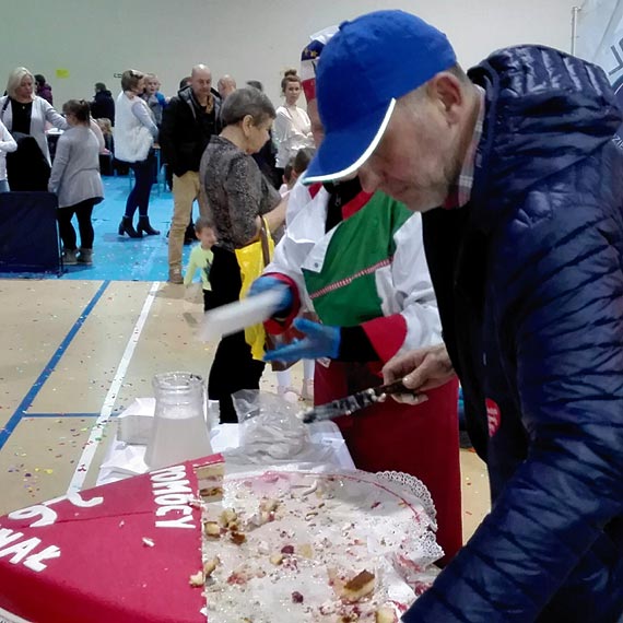Tort - dar Wiesawa elka na Wielk Orkiestr witecznej Pomocy wylicytowano za 4 tysice zotych