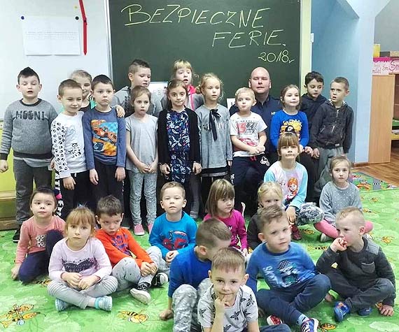 Rozpoczy si ferie zimowe - kamiescy policjanci dbaj o bezpieczestwo dzieci