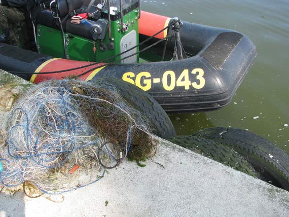 Stra�nicy graniczni wyci�gn�li z wody 400 metr�w nieoznakowanych sieci!