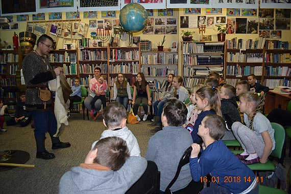 Spektakl "W Siedem dni dookoa bajki" w dziwnowskiej bibliotece