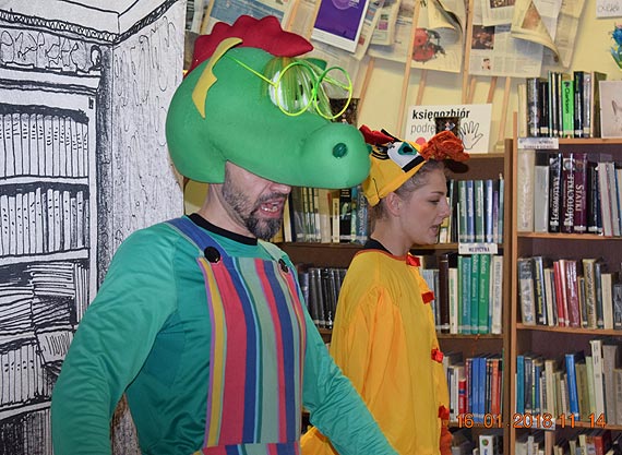 Spektakl "W Siedem dni dookoa bajki" w dziwnowskiej bibliotece