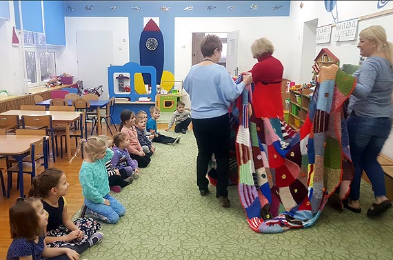 Czytanie bajek przedszkolakom