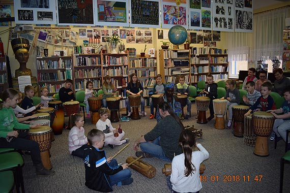 Maria i Leszek Wiszniewscy oraz ich syn Stasiu gomi w Bibliotece w Dziwnowie