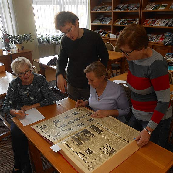 Wolontariusze SUTW w kamieskiej bibliotece