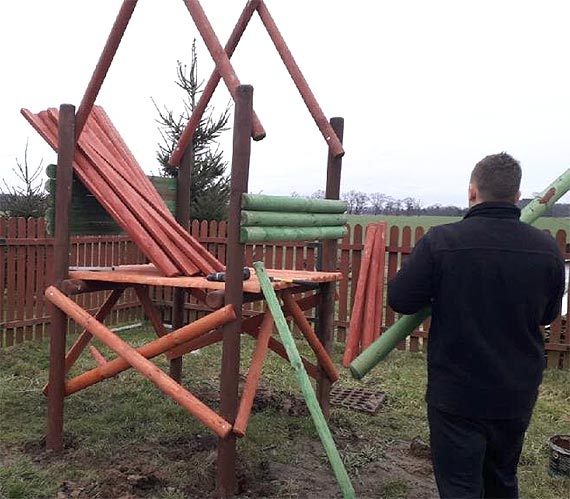 Nowe doposaenie placu zabaw w Kpicy 