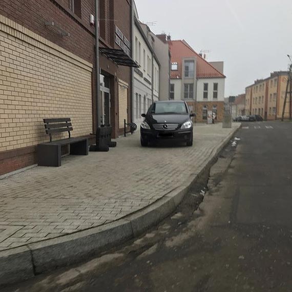 Parkuje na rodku chodnika. Kto?..