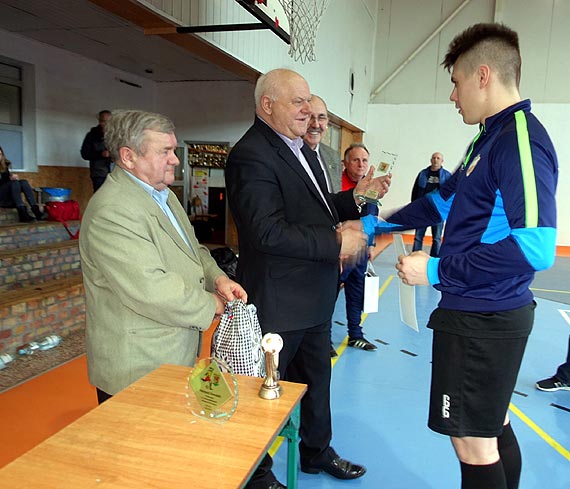 Korona Stuchowo zwycia w IV Memoriale im. Tadeusza Mandziaka w Halowej Pice Nonej wierznie