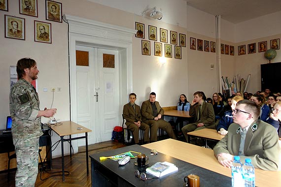 O wojskach specjalnych w szkoach z klasami mundurowymi w powiecie kamieskim