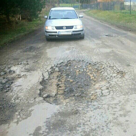Droga w Domysowie to istny koszmar. Tam o uszkodzenie auta nietrudno 