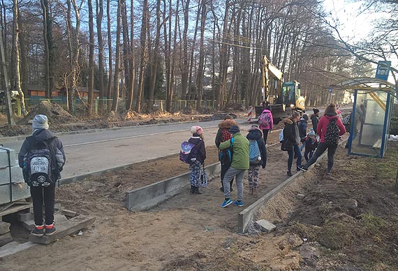 Niebezpieczna budowa drogi 102 - w wykopach bawi si dzieci!