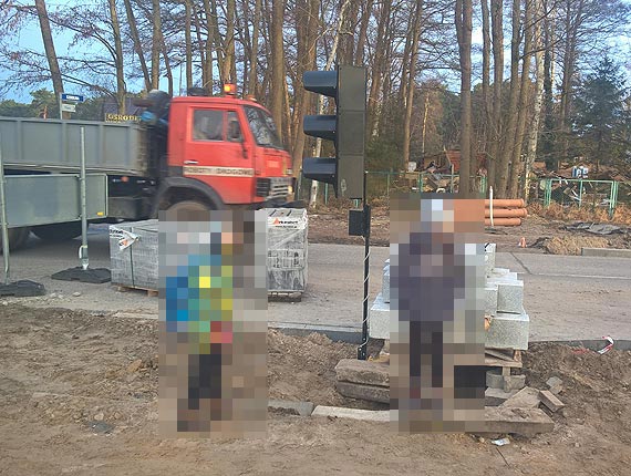Niebezpieczna budowa drogi 102 - w wykopach bawi si dzieci!