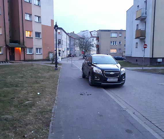Kierowcy nagminnie tam parkuj. Czytelnik: Czy w tym miejscu mona parkowa?