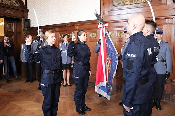 Kolejni nowi policjanci zoyli lubowanie