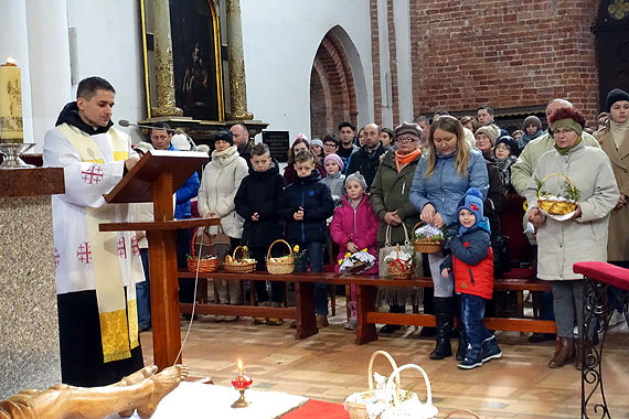 wicenie pokarmw wielkanocnych w Katedrze Archidiecezji Szczecisko-Kamieskiej w Kamieniu Pomorskim 