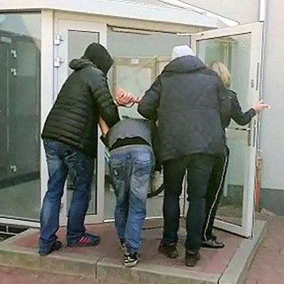 Szybka i zdecydowana reakcja na otrzymane zgoszenie o kradziey rozbjniczej zakoczya si zatrzymaniem. Zobacz film! 