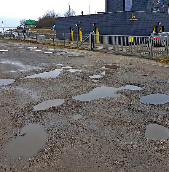 Marina w Wapnicy - kosztowała miliony, a jedzie się do niej, jak na wysypisko śmieci!