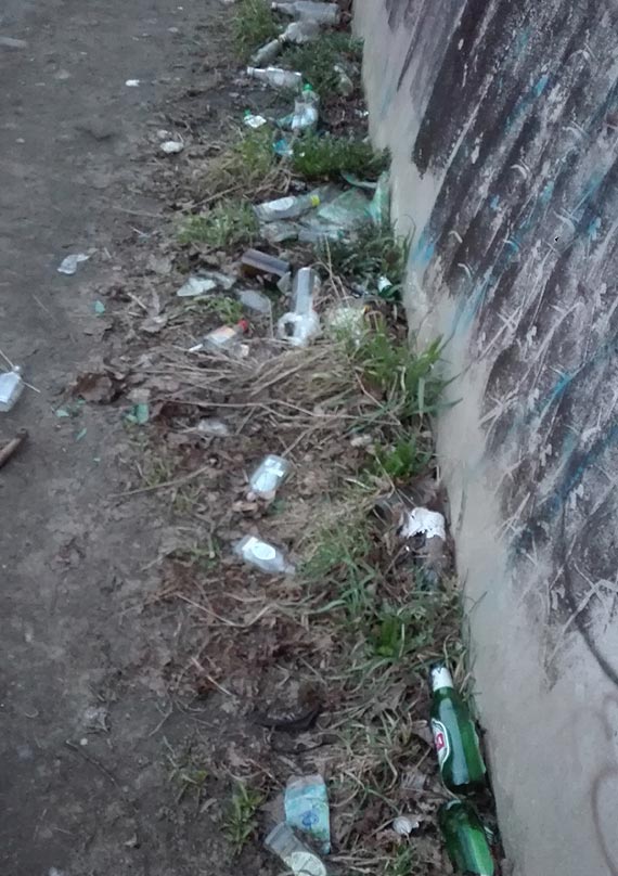 Dzikie wysypisko śmieci - wizytówka kamieńskiego PKP
