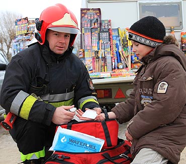 Strażacy radzą jak bezpiecznie odpalać fajerwerki
