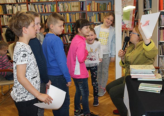 „Niesamowite przygody dziesięciu Skarpetek”, czyli Justyna Bednarek międzyzdrojskiej bibliotece