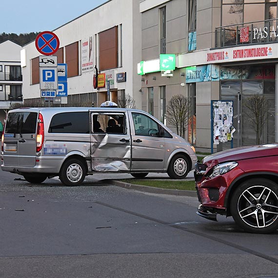 W Międzyzdrojach zderzyły sie dwa mercedesy