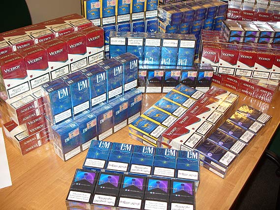 Walizka pełna nielegalnych papierosów