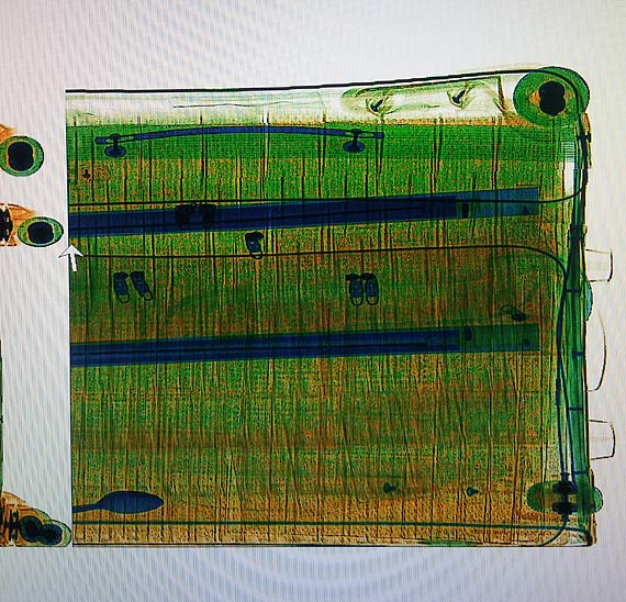 Walizka pełna nielegalnych papierosów