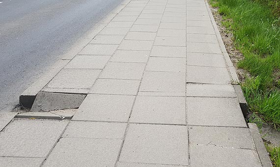 Uwaga, niebezpieczne miejsca na chodniku