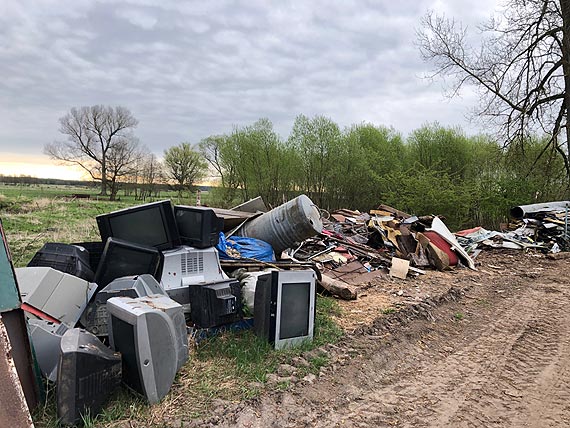 Co dalej ze mietniskiem w Ugorach? Mieszkacy sygnalizuj o kolejnych wysypiskach!