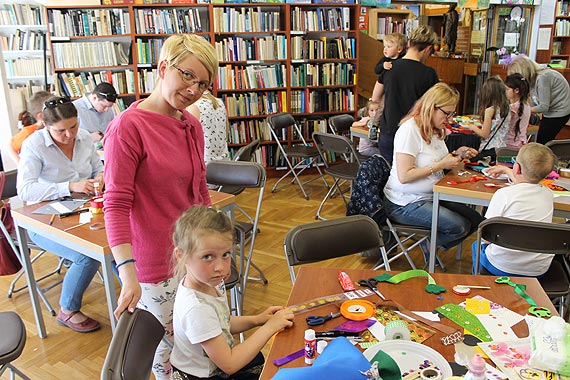 Rodzinne warsztaty plastyczne pt. „Zrób sobie zakładkę”