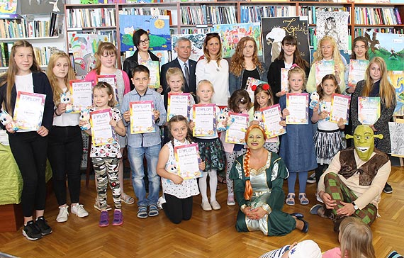 Laureaci konkursu plastycznego "Wejdź w świat fantastyki"
