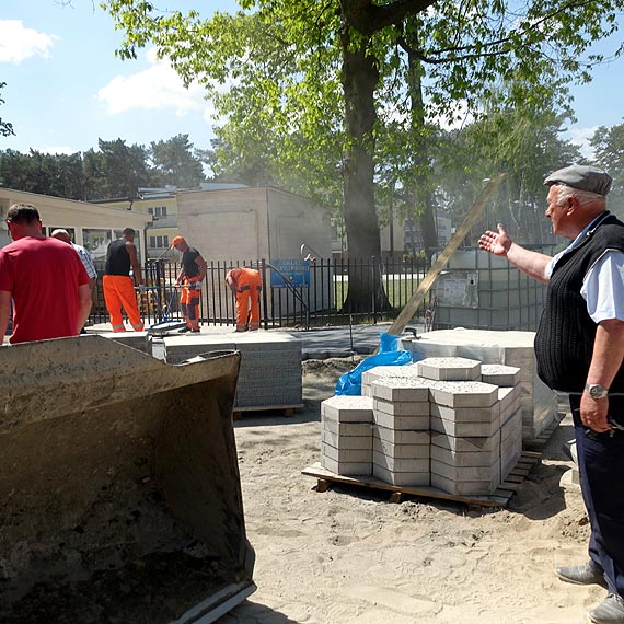 Ulica Kamieńska w Dziwnówku zmienia się w estetyczny deptak