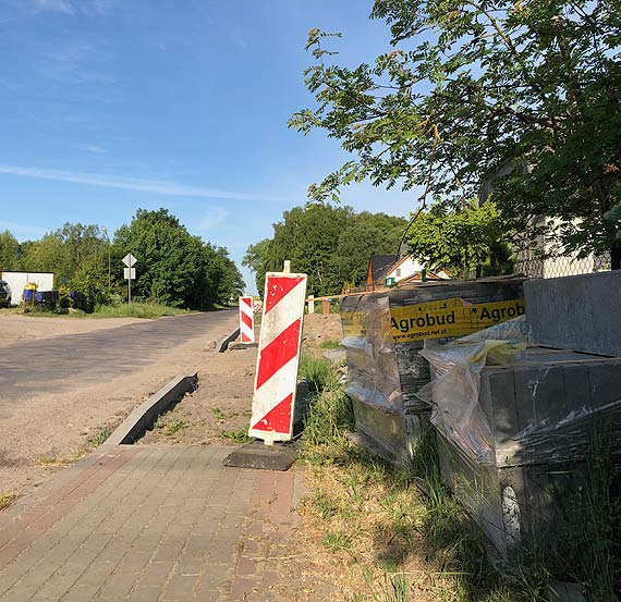 Rozgrzebane chodniki  w  Chominie i Sulikowie. Drozdowicz skada kolejn interpelacj. Zobacz film!