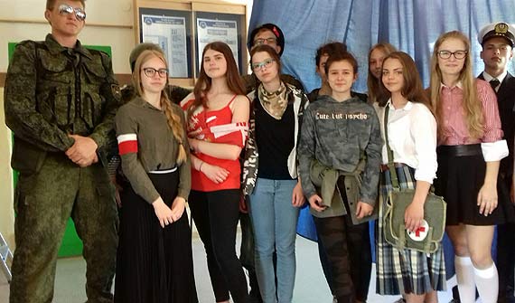 Pokaz mody militarnej i patriotycznej