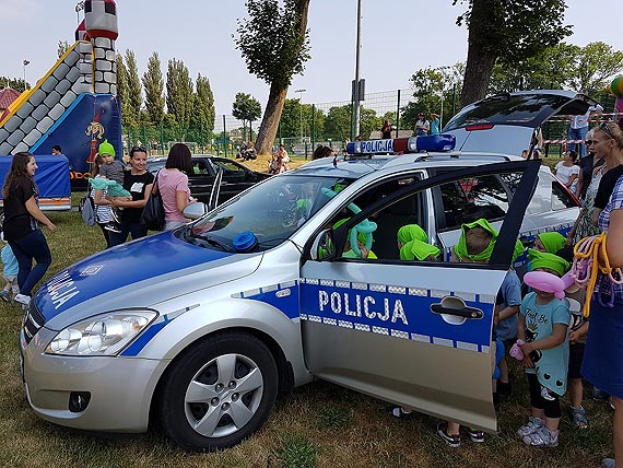 Dzie Dziecka z kamieskimi policjantami