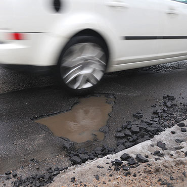 Odwil odkrya dziurawe jak ser ulice i... psie kupy