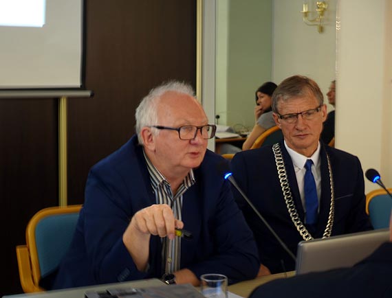 Łzami wzruszenia Leszek Dorosz przyjął wynik głosowania nad absolutorium