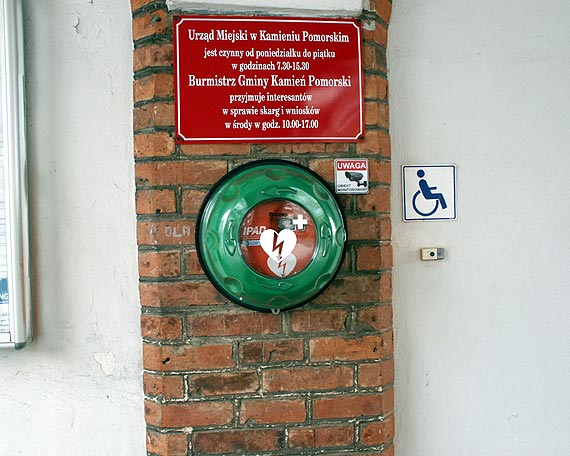 Defibrylator przed wejściem do kamieńskiego Ratusza