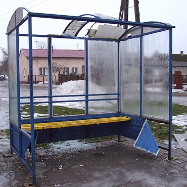 Zdewastowali przystanek w Samlinie