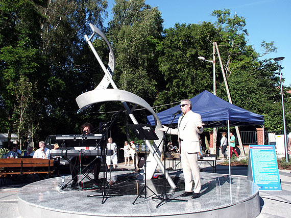 W Dziwn�wku zegar s�oneczny efektownie wygl�da w dzie� a fontanna noc�