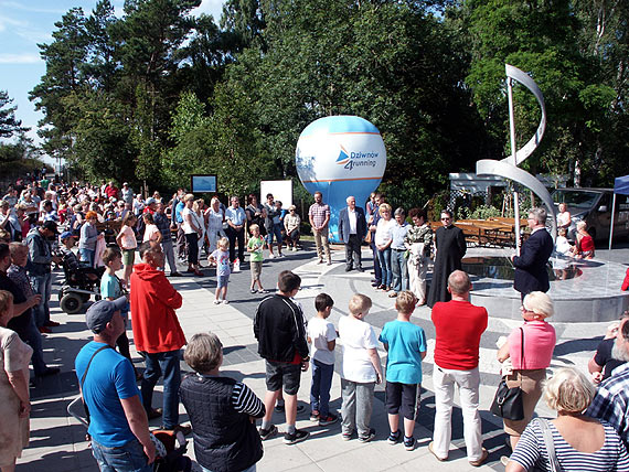 W Dziwnówku zegar słoneczny efektownie wygląda w dzień a fontanna nocą