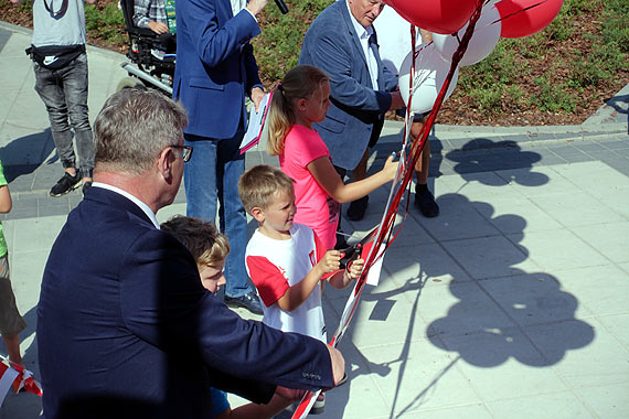 W Dziwnówku zegar słoneczny efektownie wygląda w dzień a fontanna nocą
