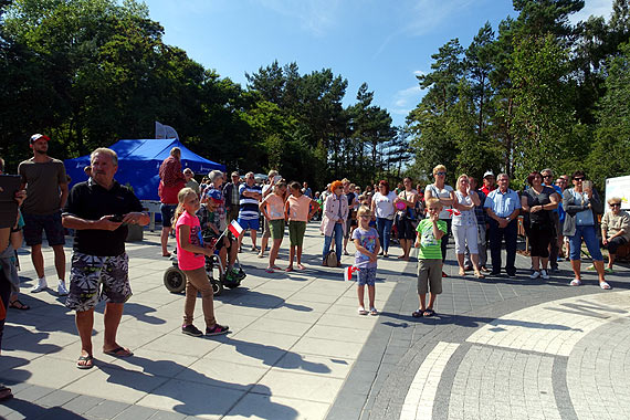 W Dziwnówku zegar słoneczny efektownie wygląda w dzień a fontanna nocą